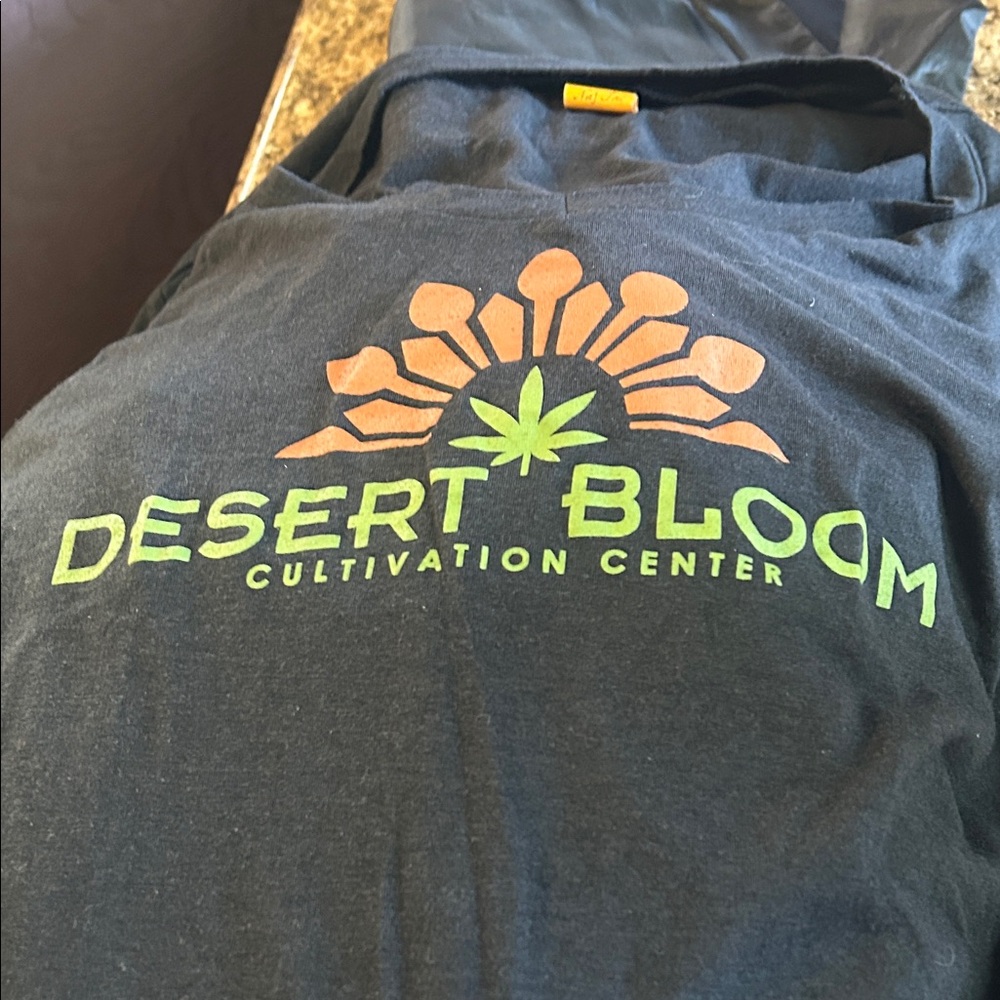 Black and Orange  Desert Bloom swag Graphic T-Shirt XL